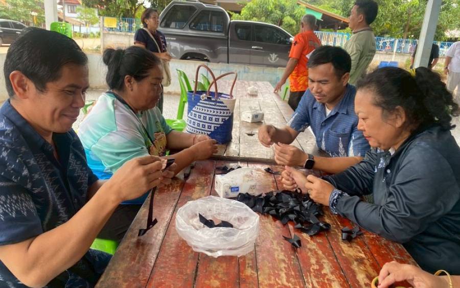 กิจกรรมการสอนทำริบบิ้น เครื่องหมายแสดงความอาลัยสมเด็จพระนางเจ้าสิริกิติ์ พระบรมราชินีนาถพระบรมราชชนนีพันปีหลวง และแจกจ่ายให้กับประชาชน จำนวน 120  ชิ้น