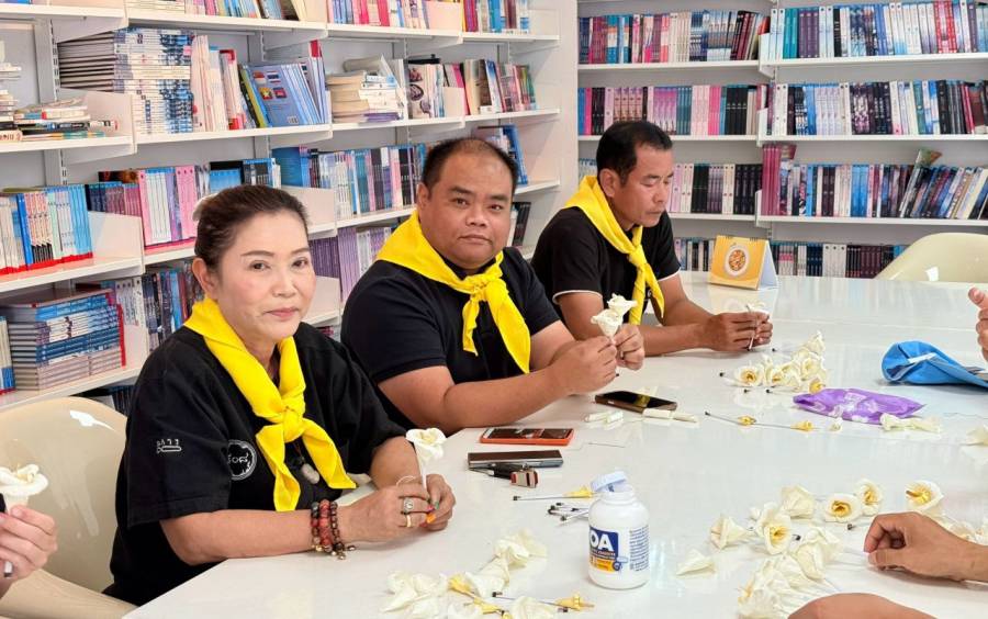 การจัดทำดอกไม้จันทน์สำหรับพิธีถวายดอกไม้จันทน์ อำเภอพิบูลย์รักษ์ จังหวัดอุดรธานี